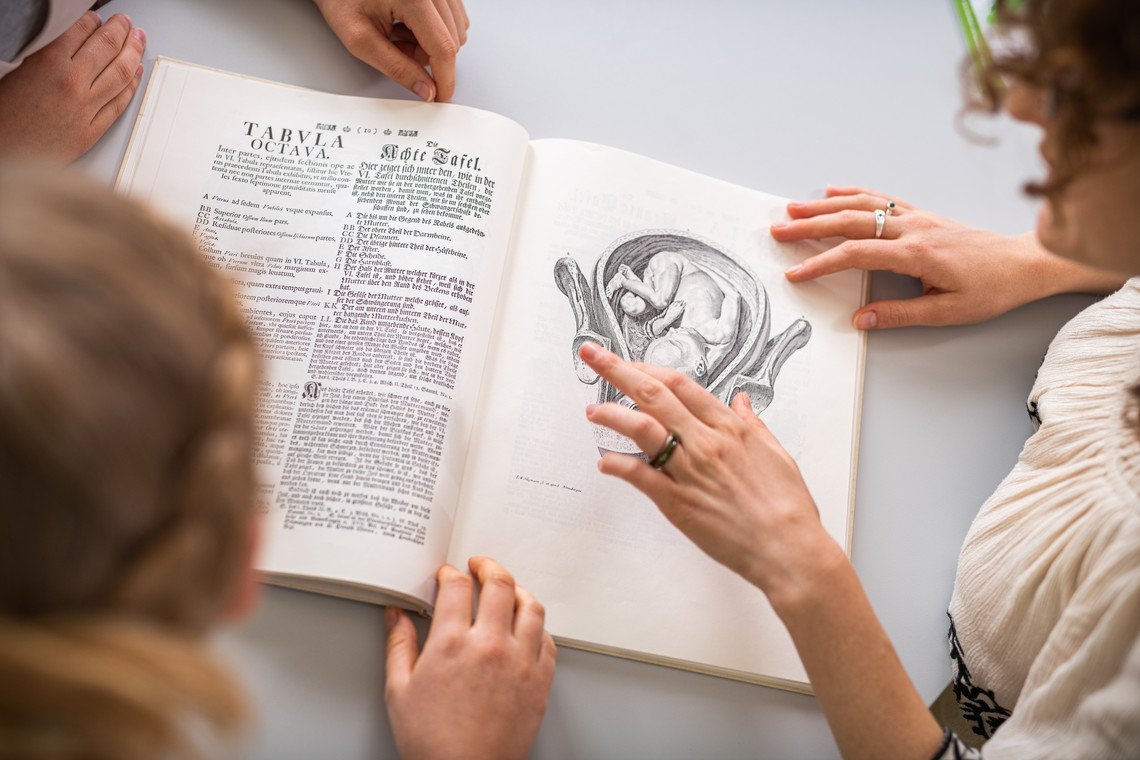 Aufgeschlagenes Hebammenbuch