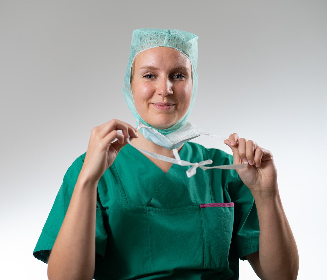 Auszubildende Operationstechnische Assistenz in Dienstkleidung